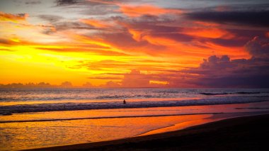 Ubud, Bali, Endonezya 'da plajda gün batımı