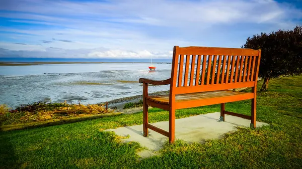 Banc Avec Vue Sur Océan Voilier Photo De Stock