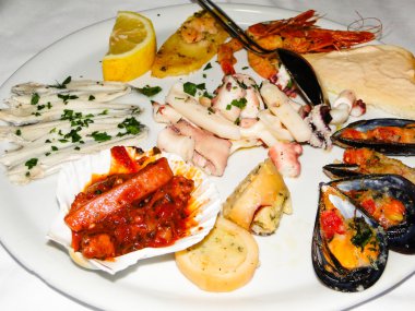 Karışık deniz ürünleri tabağı