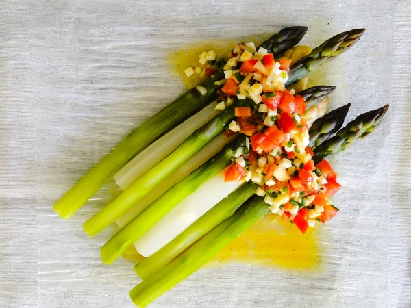 Green and white asparagus with hollandaise sauce and vegetable c — Stock Photo, Image