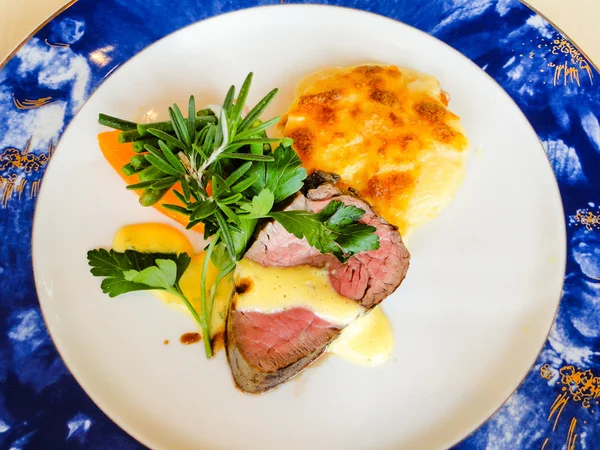 Solomillo de ternera con salsa de bernesa, patatas al gratinado, zanahorias —  Fotos de Stock