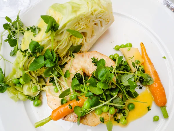 Lahana pişmiş şalgam lahana, havuç, yeşil fasulye, fırın ile bir — Stok fotoğraf