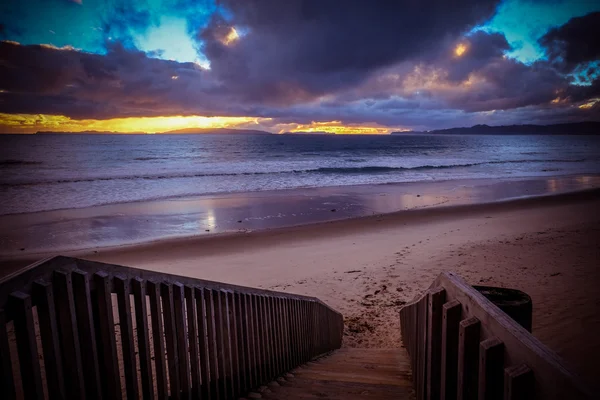 Otama beach. stairway leading to the sand beach. cloudy sky at s — Stock Photo, Image