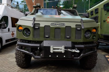 05.12.2021 Ukrayna. Kyiv. Ülkelerin güvenliğinin sergilenmesi. Askeri ekipman. Ukrayna 'nın askeri kamyonları.