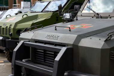 05.12.2021 Ukrayna. Kyiv. Ülkelerin güvenliğinin sergilenmesi. Askeri ekipman. Ukrayna 'nın askeri kamyonları.