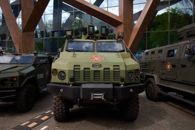 05.12.2021 Ukrayna. Kyiv. Ülkelerin güvenliğinin sergilenmesi. Askeri ekipman. Ukrayna 'nın askeri kamyonları.