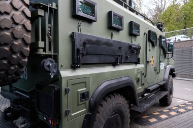 05.12.2021 Ukrayna. Kyiv. Ülkelerin güvenliğinin sergilenmesi. Askeri ekipman. Ukrayna 'nın askeri kamyonları.