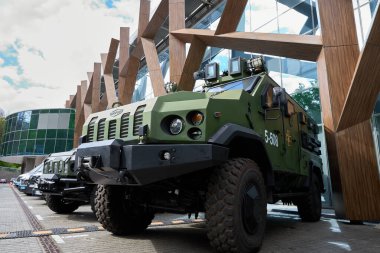 05.12.2021 Ukrayna. Kyiv. Ülkelerin güvenliğinin sergilenmesi. Askeri ekipman. Ukrayna 'nın askeri kamyonları.