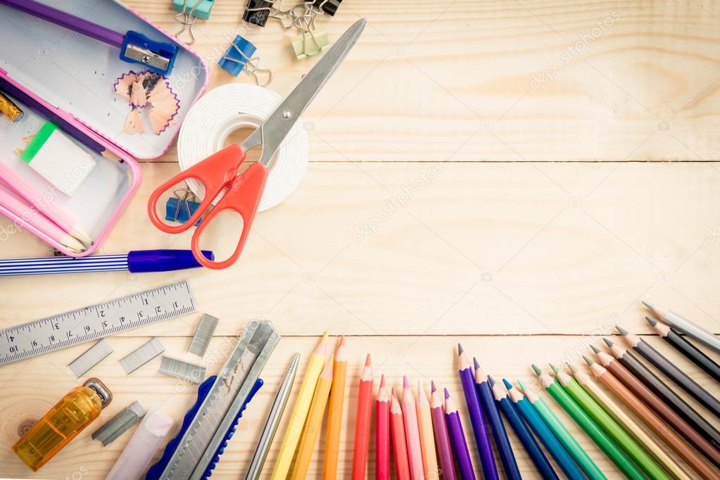 Escola e material de escritório em madeira fundo. Volta às ...