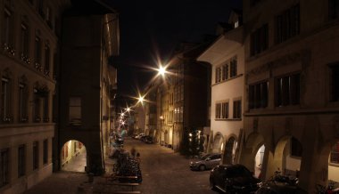 Gece eski bir şehir caddesinin manzarası