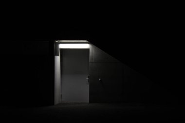 Geceleri kapısı olan bir bina.