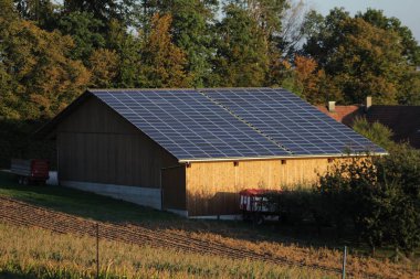 Tarlanın yanında bir ahır.