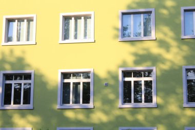 Gün ışığında pencereleri kapat