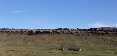 Bir grange ile dağ yamacı