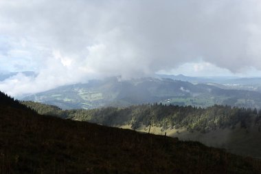 Bir tepeden gökyüzü manzarası