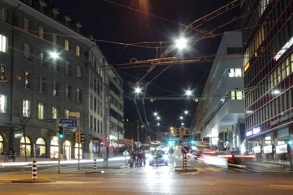 夜晚城市中的一个交叉口 — 图库照片