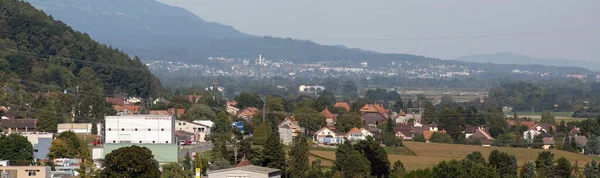 Panoramisch Uitzicht Een Vlak Landschap Aan Voet Van Een Bergketen — Stockfoto