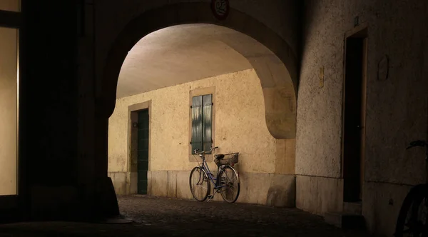 Städtische Nachtszene Mit Dem Fahrrad Einer Alten Passage — Stockfoto