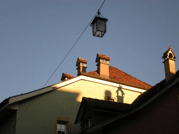Střechy Komíny Pouliční Lampičkou — Stock fotografie