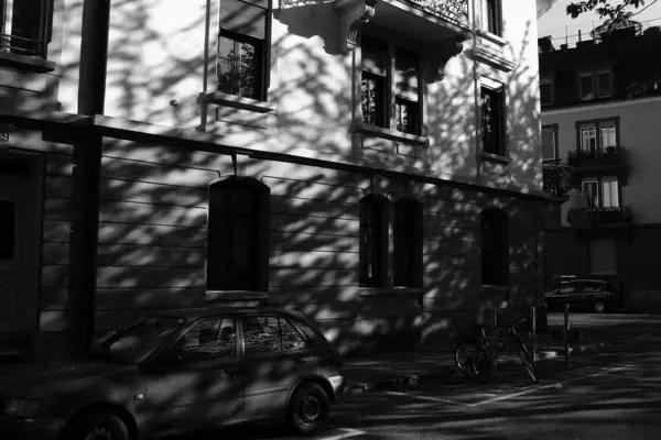 Contrasterende Schaduw Een Gevel Van Een Stadsgebouw — Stockfoto