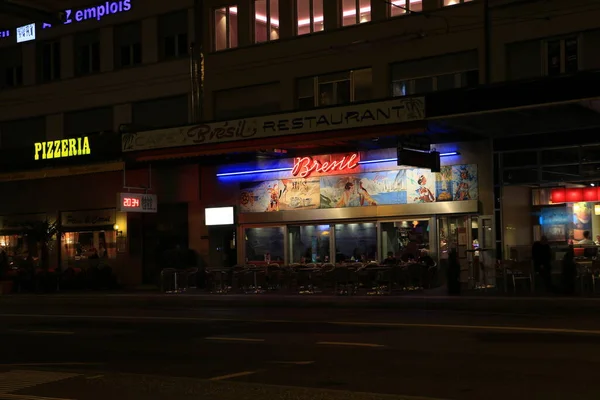 Kafeleri Restoranları Olan Bir Şehir Caddesinin Gece Görüşü — Stok fotoğraf