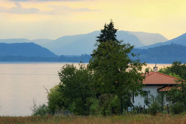 Una Casa Lago Luz Del Atardecer Imagen de archivo