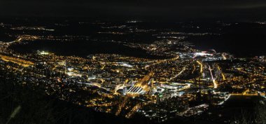 bir şehrin gece panoramik görüntüsü