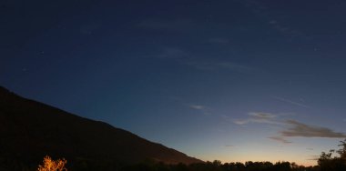 Şafak vakti tepenin manzarası