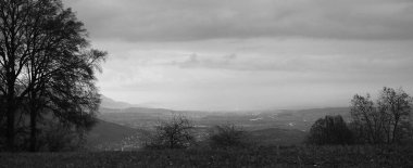 Bir tepeden görünen uçak manzarası