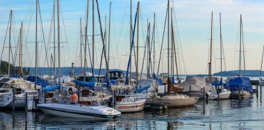 Tekne ve direkli liman manzarası