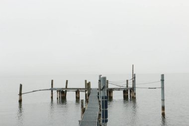 Göl kıyısında küçük bir iskele.