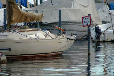 Liman iskelesinde tekne ve tabelalar