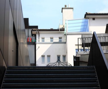 Şehirdeki cepheler ve çatılar