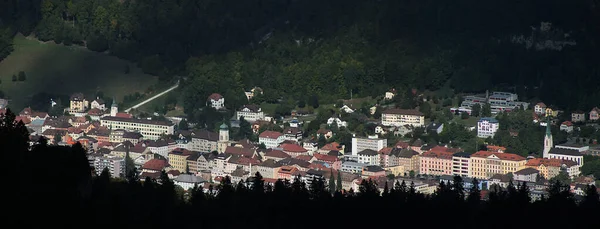 Wieś Podnóża Góry — Zdjęcie stockowe
