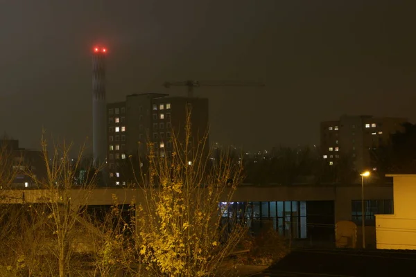 Edificio Torre Residencial Por Noche — Foto de Stock