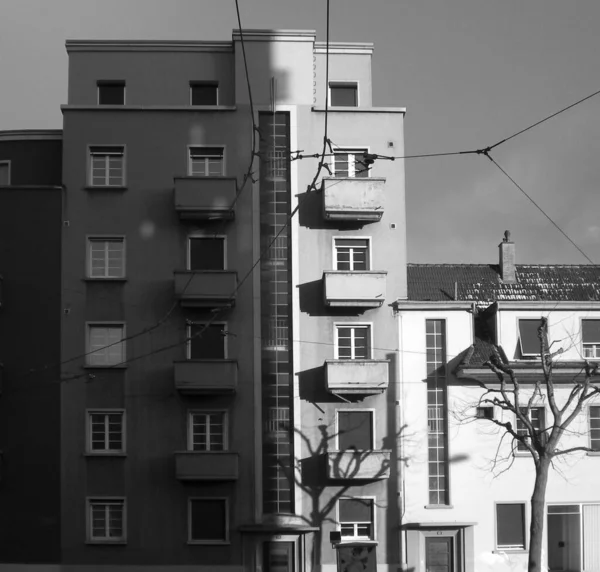 建物のファサードや木のある都市風景 — ストック写真