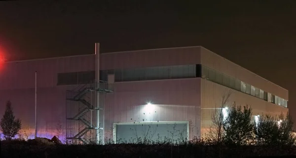 Edificio Fábrica Por Noche Imagen de stock