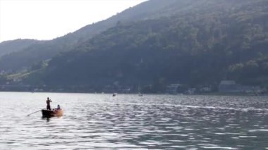Gölde bir tekne