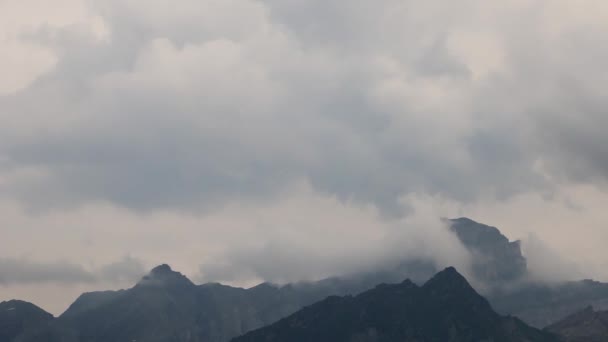 Picos y nubes de montaña — Vídeo de stock
