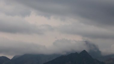 Dağ Tepeleri ve Bulutlar