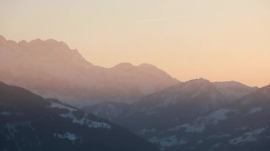 Dağlarda gün batımı