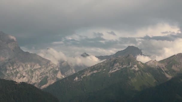 Montanhas e nuvens — Vídeo de Stock