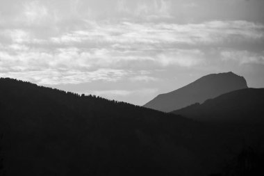 b & w dağların ve bulutların görünümü