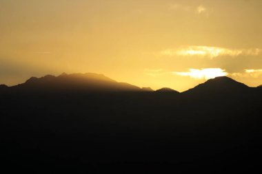 Gün batımında bir dağ silueti