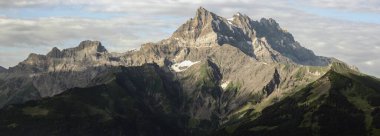 Bir yaz günü dağ zirvesinin panoramik görüntüsü