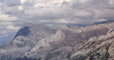 Dağlık yamaçlı ve bulutlu panoramik dağ manzarası
