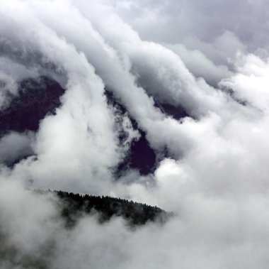 Bulutlarla kaplı bir dağ manzarası