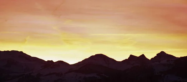 Een Reeks Bergtoppen Bij Zonsondergang Licht — Stockfoto