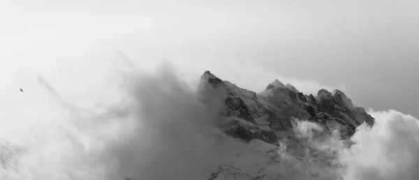 山頂に雲が動く高山の大気の風景 — ストック写真