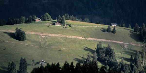 Alpine Landschaft Mit Hügeln Und Häusern — Stockfoto